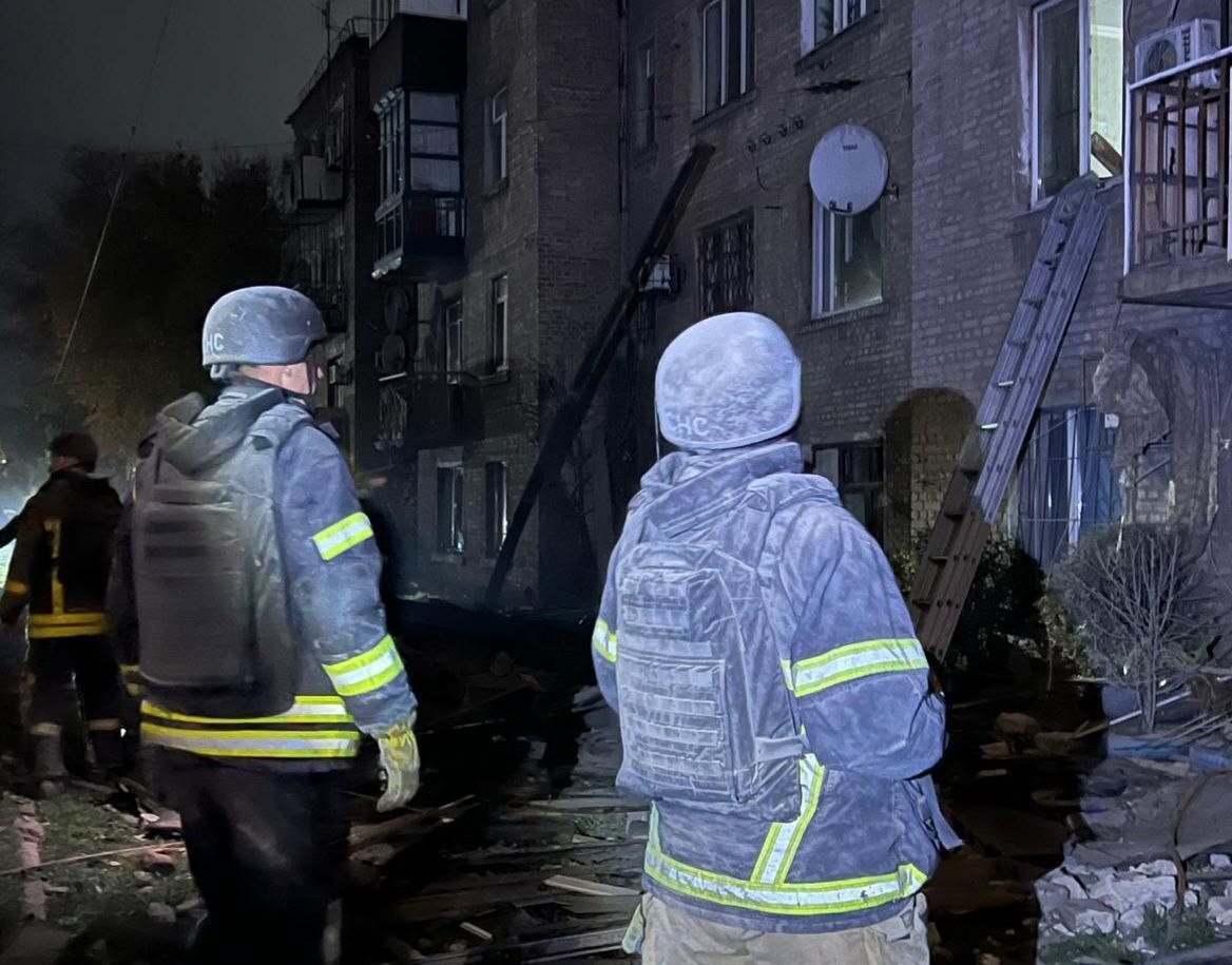 Росіяни масовано вдарили дронами по Кам'янському: 8 постраждалих